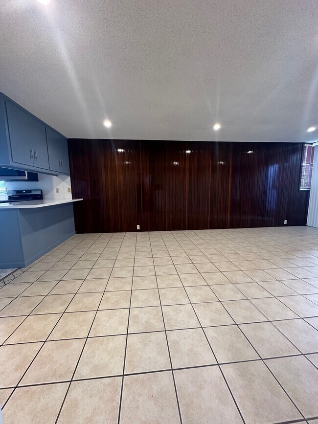 Building Photo - 537 Evergreen St