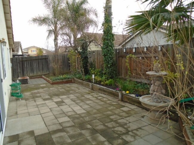 Building Photo - NICE SINGLE STORY 3 BEDROOM & 2 BATH IN DA...