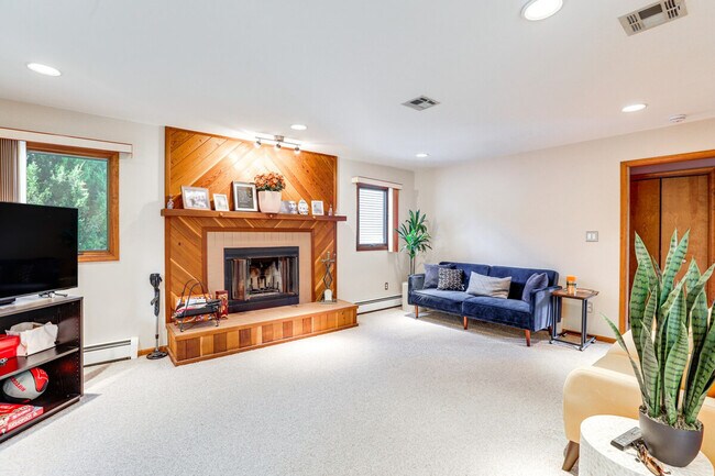 Building Photo - 31 Diane Dr