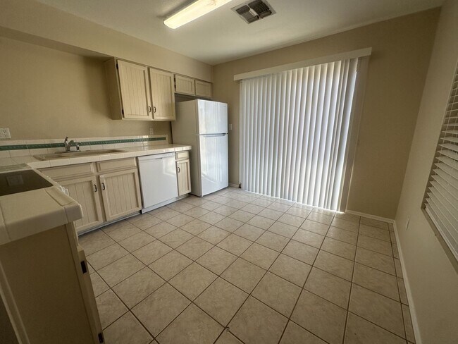 Building Photo - 1349 E Palmdale Dr