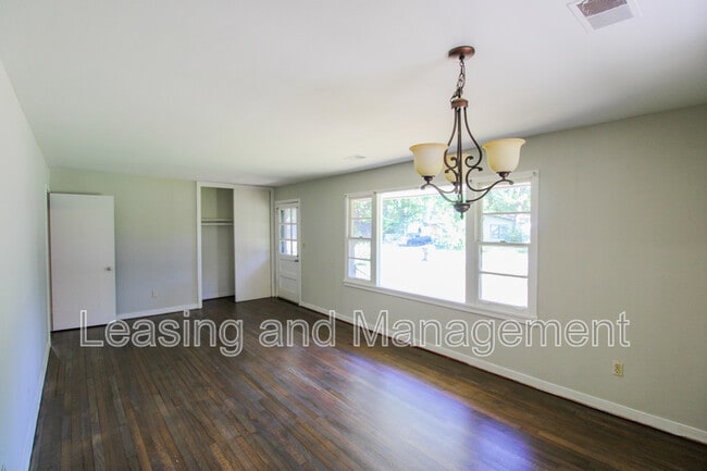Building Photo - 1428 N Sherwood Dr