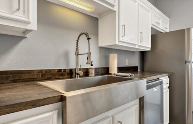 Building Photo - Beautiful 4 bed 4 bath