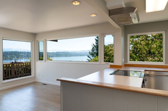Building Photo - Exceptional Bellevue Home | Lake Sammamish Views | 5 Bed | 3 Bath | 3,380 Sq Ft