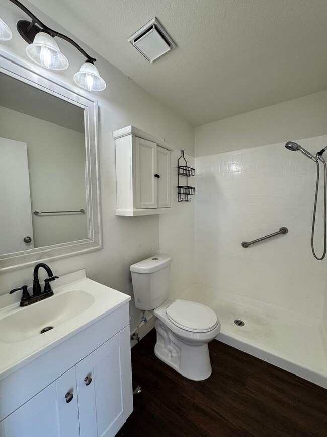 Building Photo - Available now! 3 Bed/2 Bath Home