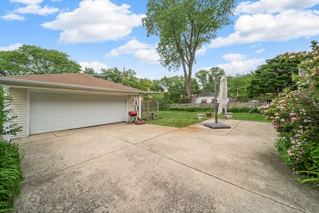Building Photo - 5320 Suffield Ct