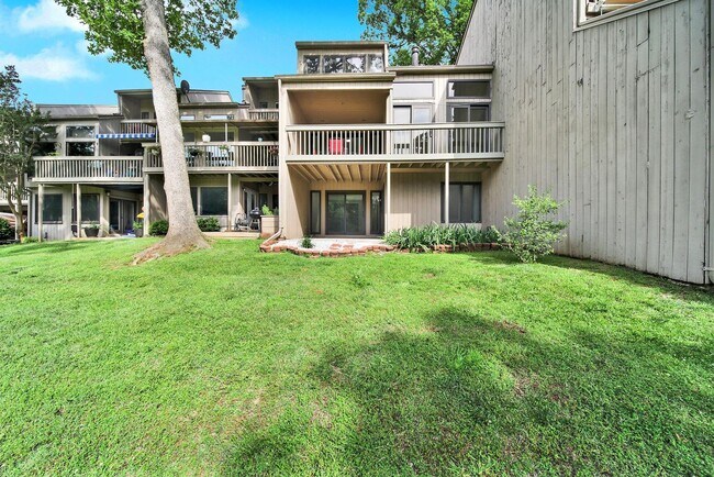 Building Photo - Early Summer Special by the Water, Beautif...