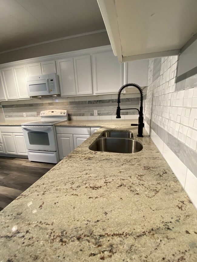 Building Photo - Wonderful newly remodeled 3 BR 2 BA  Home