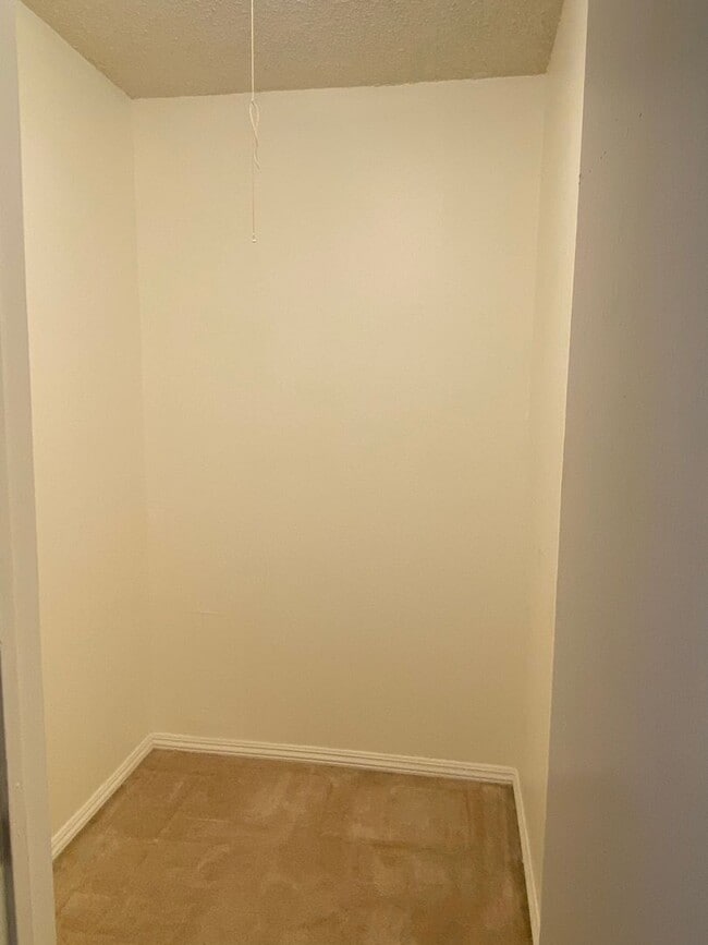 Building Photo - One Bedroom Condo Available in Watergate Community/Emeryville!