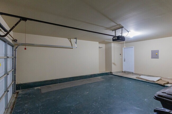 Building Photo - 2476 Medina Dr