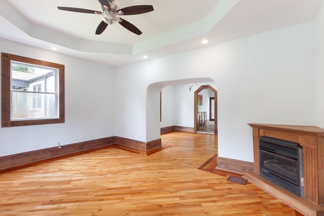 Building Photo - Spacious 6bd/3ba in Grant Park w/ Large Fenced in Backyard & Steps From the Park!