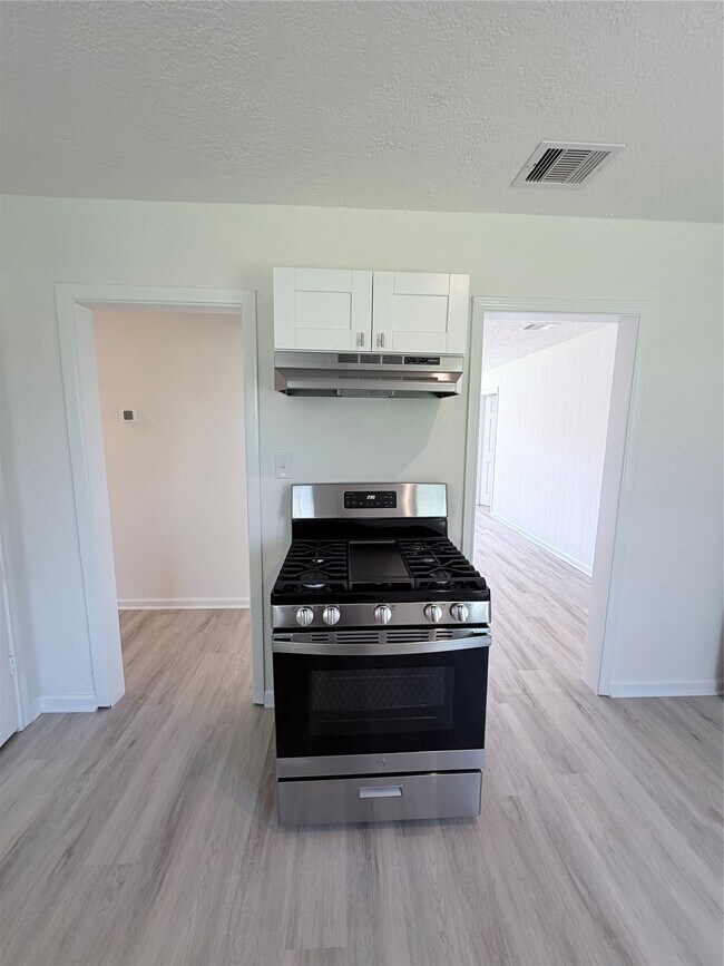 Building Photo - 404 Elaine St