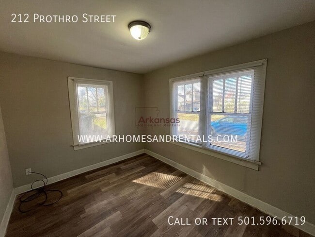 Building Photo - 212 Prothro St
