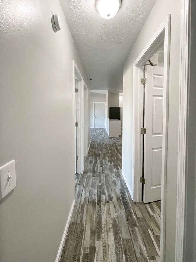 Building Photo - Fully Renovated!