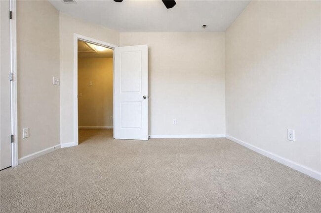 Building Photo - 2132 Greencrest Cir