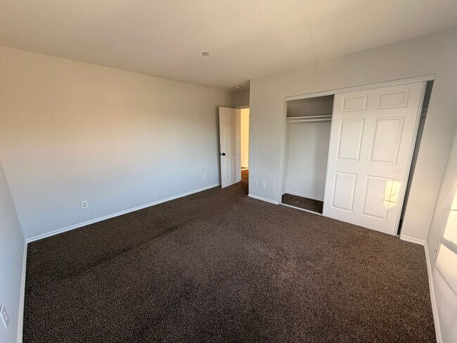 Building Photo - Spacious 3 bedroom w/ attached 2 Car Garage For Rent!