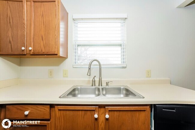 Building Photo - 1330 Central Park Dr