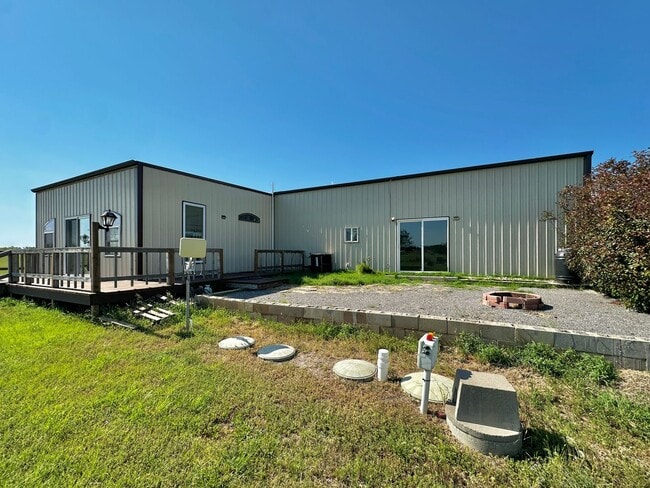 Building Photo - Barndominium in the Country!