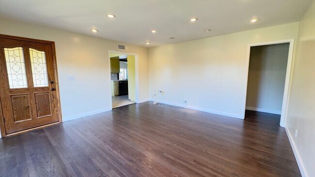 Building Photo - 403 S Lupin Ln