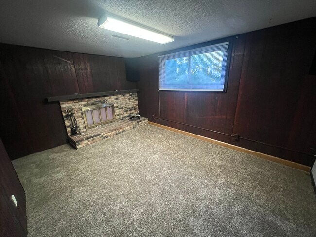 Building Photo - 215 Elton Hills Dr NW