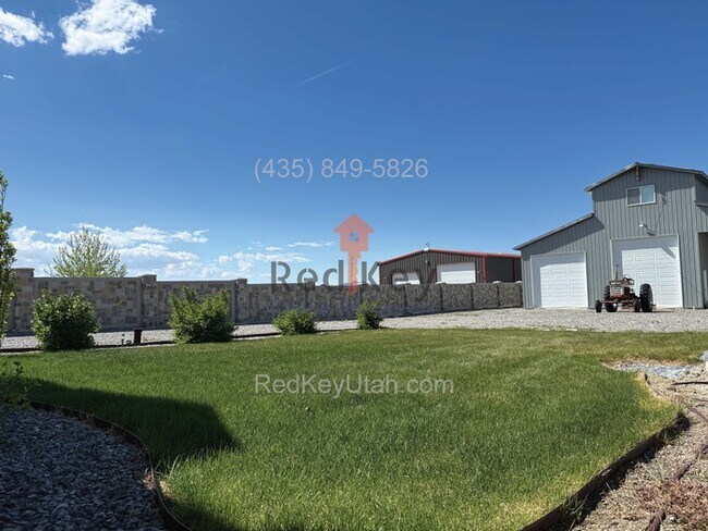 Building Photo - Adobe Rock Dr. Fully Furnished