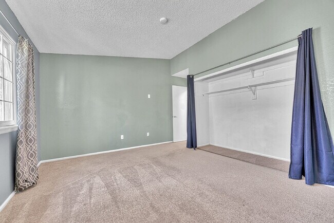 Building Photo - $2,150.00, 2-bed, 2.5-bath townhouse in th...