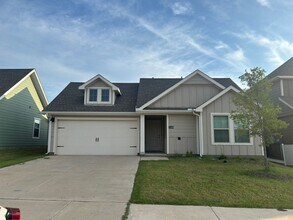 Building Photo - 3 Bedroom 2 Bath