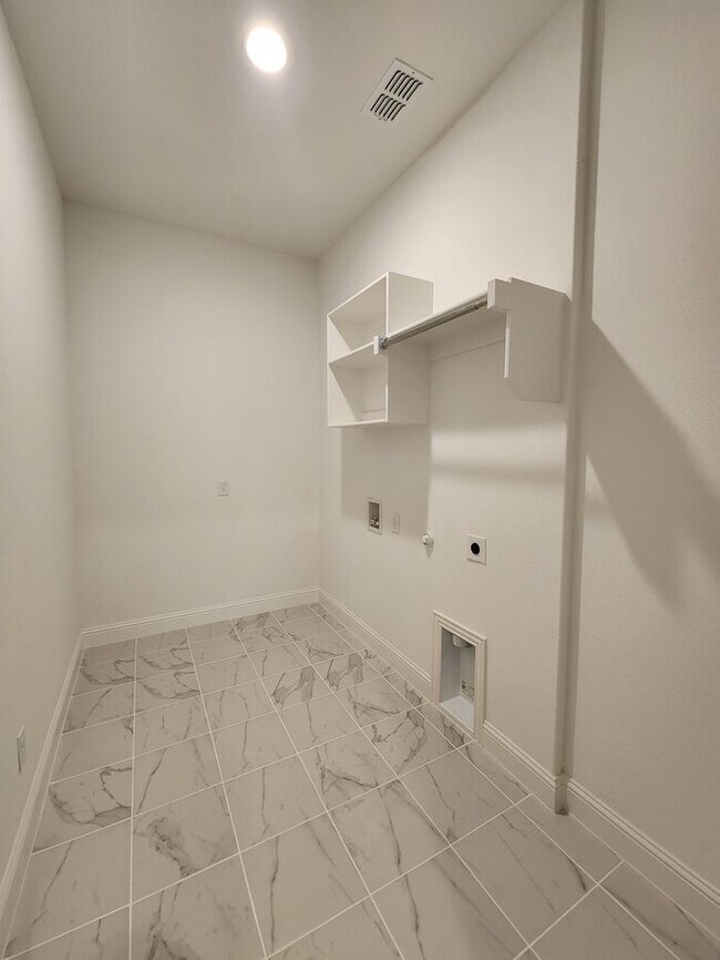 Building Photo - Move-in Special: 50% off second full month...