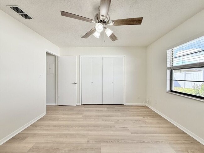 Building Photo - 5212 Peach Ave