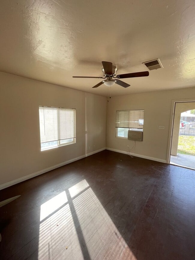 Building Photo - Adorable 2 bedroom home in Oildale!