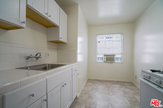 Building Photo - 8551 Holloway Dr