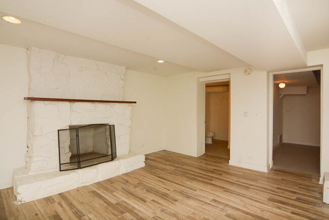 Building Photo - 1160 N La Salle Dr
