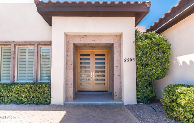 Building Photo - 2205 Hacienda Rey Dr