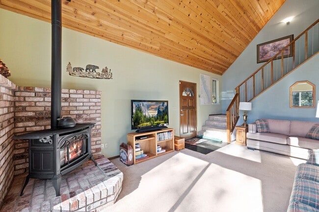 Building Photo - Fully Furnished 3 Bedroom Retreat in the P...