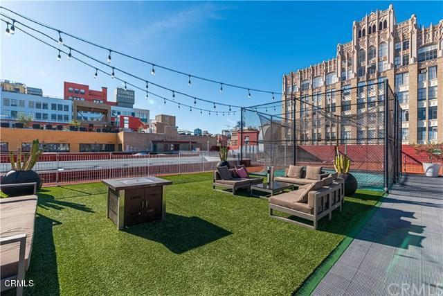 Building Photo - 746 S Los Angeles St