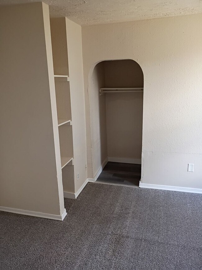 Building Photo - NE Spokane 2 bedroom apartment (Fresh paint and flooring)
