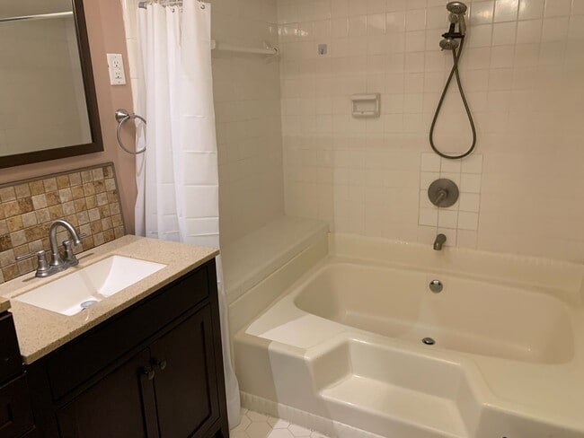 Building Photo - LIVE ON THE LAKE!!