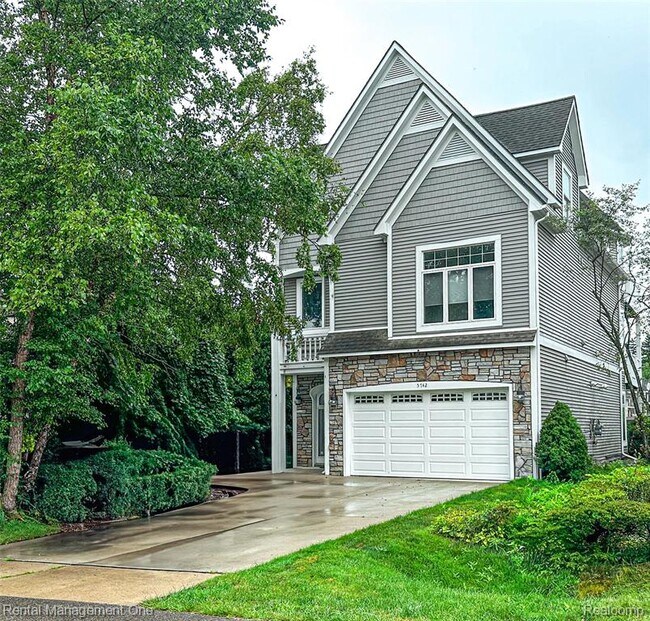 Building Photo - 5742 Putnam Dr