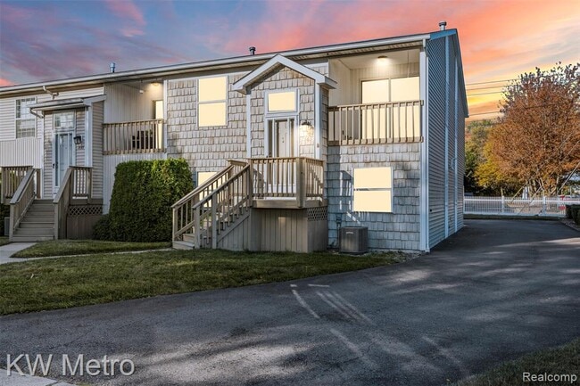 Building Photo - 1563 N Bywood Ave