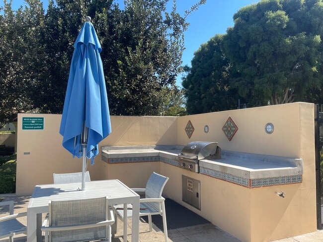 Building Photo - Beautiful detached home in Quail Hill. 2 M...