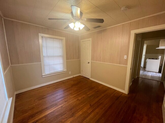 Building Photo - 2425 Bolivar St