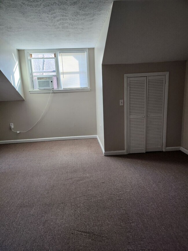 Building Photo - 2 Bedroom 2 Bath Townhouse 1 mile from WCU...