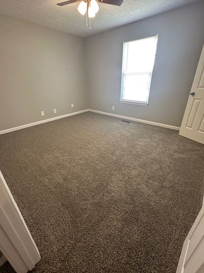 Building Photo - 1/2 off first months rent
