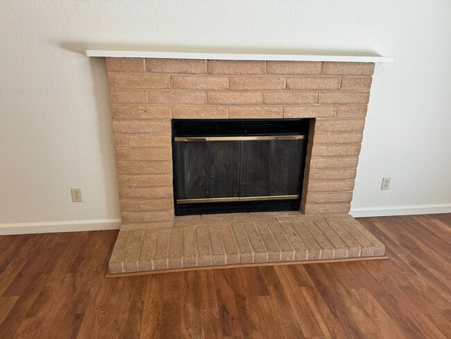 Building Photo - 3 Bedroom 2 bath with beautiful landscapin...