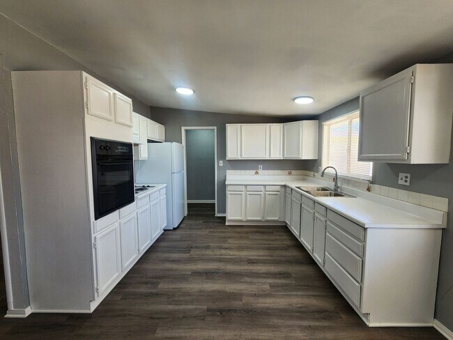 Building Photo - 3 bedroom 1.5 bath home!!!
