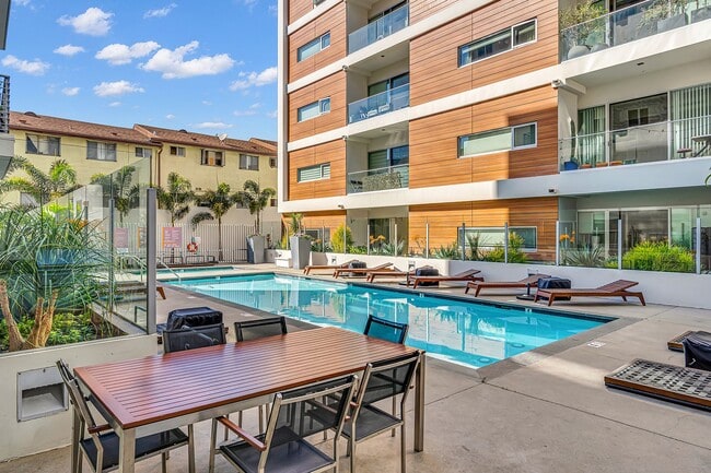 Building Photo - Hollywood Luxury Condo — 2 Beds • 2.5 Bath...