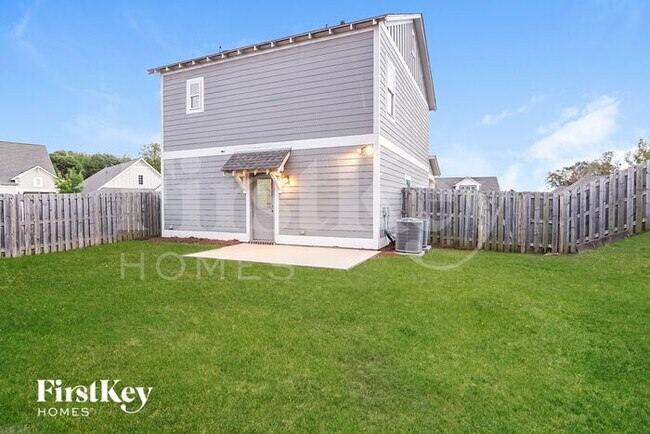 Building Photo - 2745 Village Pl