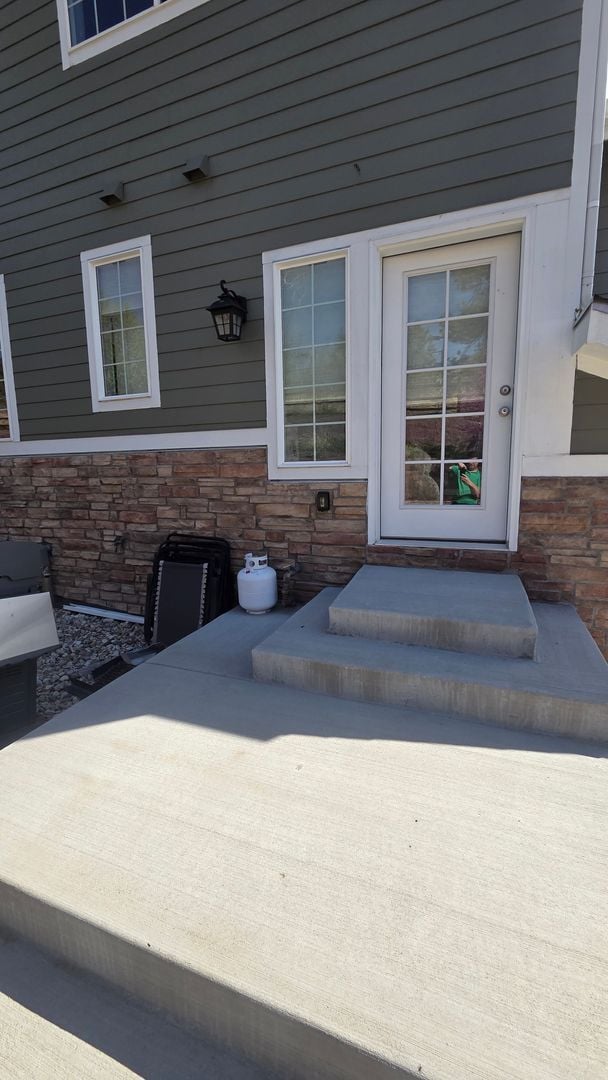 Building Photo - Modern 4 Bedroom 5 Bath Townhome - With Lots of Natural Light and Great Views!