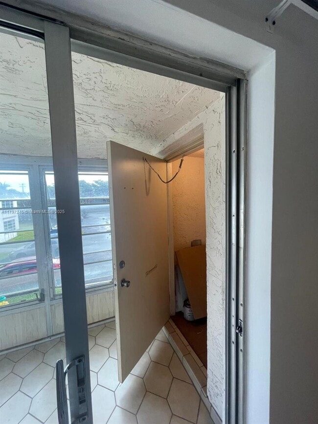 Building Photo - 454 N Laurel Dr
