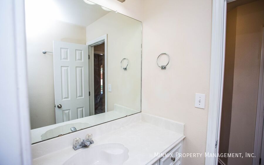 Building Photo - 9910 Weatherford Ave