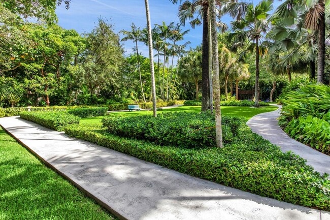 Building Photo - 2645 S Bayshore Dr